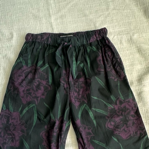 Desmond & Dempsey Capri Pajama Leisure Wear Pockets Black Floral Purple XS NEW - Picture 4 of 10